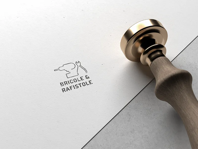 Mockup de la carte de visite de Bricole & Rafistole : le recto avec le logo et le titre de l'entreprise puis le verso avec les informations relatives à son activité et le contact.