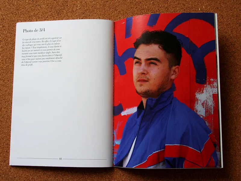 Double page du magazine Au premier coup d'œil. Sur la page de gauche un texte explique les avantages du portrait de 3/4 et sur celle de droite, une photo illustre ces propos.