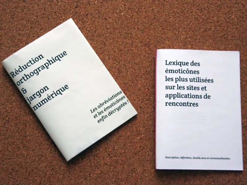 Vue d'ensemble des deux éléments qui composent la brochure Réduction orthographique & jargon numérique. D'un côté, le poster plié qui fait office de couverture au livret, de l'autre le livret sur les emojis.