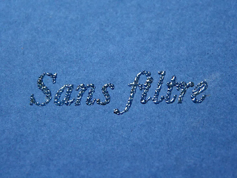 Zoom sur le titre du livre Sans filtre, réalisé par embossage et donc légèrement en volume.