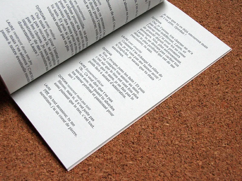 Aperçu de l'une des pages du Temps de l'échange, très classique dans la mise en page : chaque message est une réplique, les emojis sont transformés en didascalies.