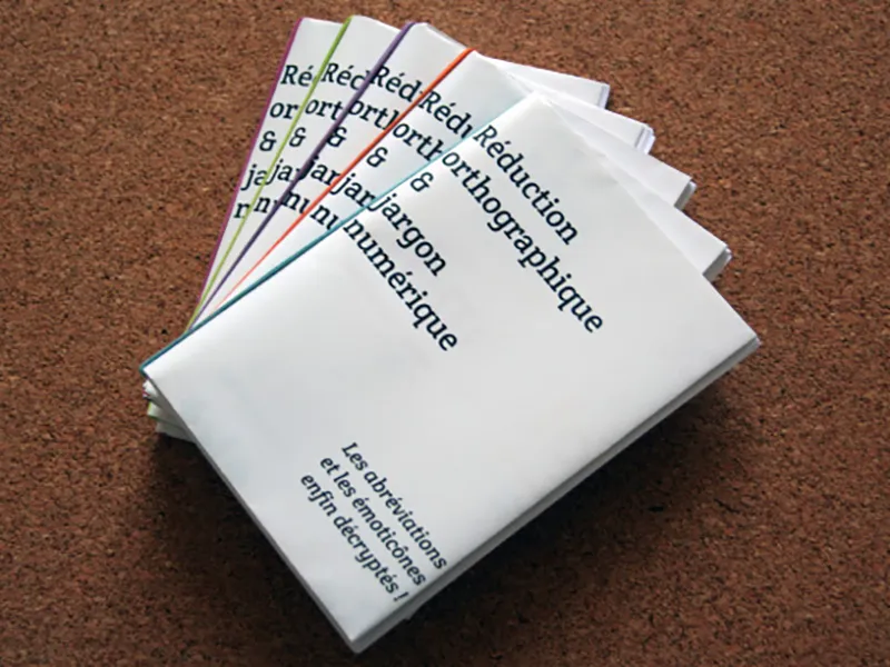 Vue d'ensemble de cinq brochures Réduction orthographique & jargon numérique, placées en éventail.
