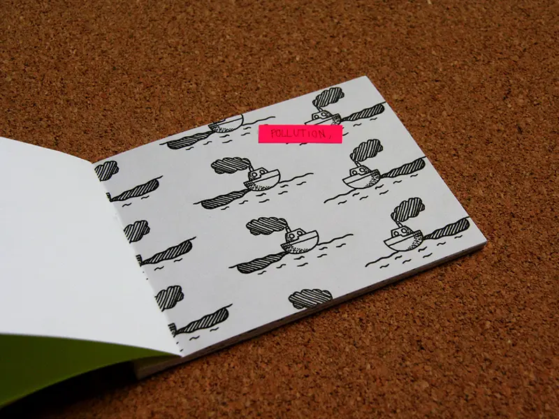 Cette page du livret Welcome to LH est tramée de bateaux qui dégagent des nuages et une trainée noires. Le texte "pollution" est inscrit sur un papier rose fluo.