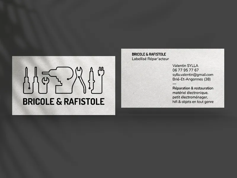 Mockup de la carte de visite de Bricole & Rafistole : le recto avec le logo et le titre de l'entreprise puis le verso avec les informations relatives à son activité et le contact.